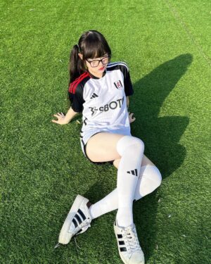 Jannine Parawie Weigel Instagram - ไม่มีลูกบอลให้เตะ ขอเตะเธอแทนได้เป่า55555 👉🏻👈🏻 ⚽️

เมื่อพูดถึงสโมสรฟุตบอล @fulhamfc หลายคนคงเคยได้ยินผ่านหูกันมาบ้างแม้จะไม่ใช่ทีมที่รวยที่สุด หรือทีมที่มีนักเตะระดับสตาร์มากมายแต่ก็เป็นสโมสรที่มีประวัติศาสตร์ยาวนานกว่า 144 ปี ⭐️

ปัจจุบันของสโมสรฟุตบอลฟูแล่ม เล่นอยู่ในลีกสูงสุดของอังกฤษอย่างพรีเมียร์ลีก ⭐️

พชพ. เลยอยากชวนเพื่อนๆแฟนบอลชาวไทยทุกคนมาเอาใจช่วยและร่วมเชียร์ทีม @fulhamfc ฉายาทีม “เจ้าสัวน้อย” ไปพร้อมๆกันกับพชพ.ในฤดูกาล 2023-2024 🥰

#fulhamfc #epl #premierleague #football #footballnews #sbotop #footballjersey #womenjersey #sports #england
