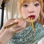 Jannine Parawie Weigel Instagram - ตะเกียบ❌ ไม้ตีกลอง✅ ความสำรวมออเจ้าเป็นศูนย์ เพราะกินอะไรก็หกหมด55555