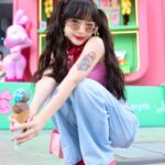 Jannine Parawie Weigel Instagram – เธอไม่ทำดา…เธอไม่ทำมะด๊าา🍨🩷
@crocsth #CrocsTH #Siren #SirenClogs
📷: @aon_image_maker