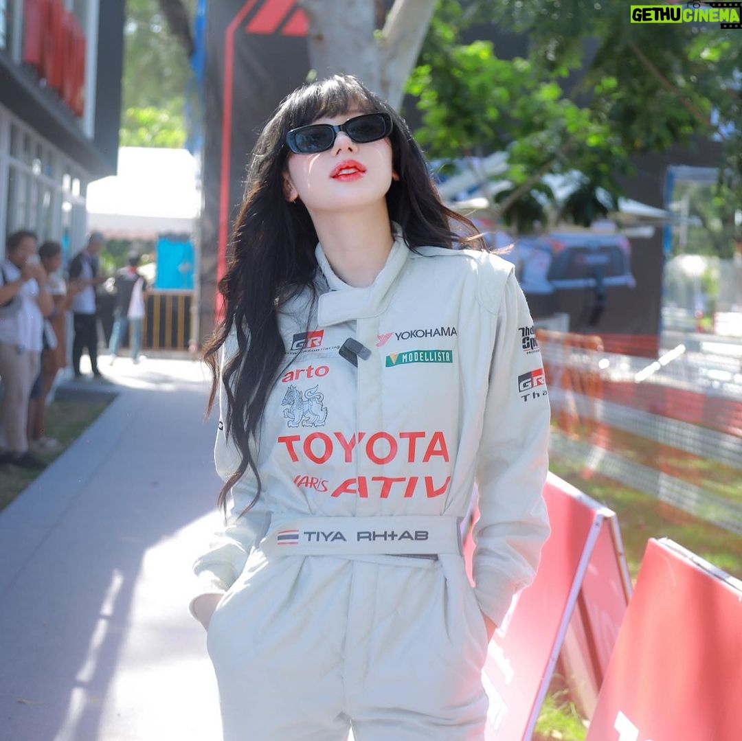 Jannine Parawie Weigel Instagram - อยากมีรถแรงๆจะได้แซงคนในใจเธอ…แต่คงต้องแซงเป็น 10 คัน😵💫🚗💨 #toyotagazooracing 📷: @surator Saphan Hin Phuket