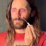 Jared Leto Instagram – Another HOT MESS makeup tutorial 🥹😩 SOS I NEED YOUR HELP😭⚠️ throw your best tips below 👇🏼

P.S. happy Halloween 🎃👻🕺