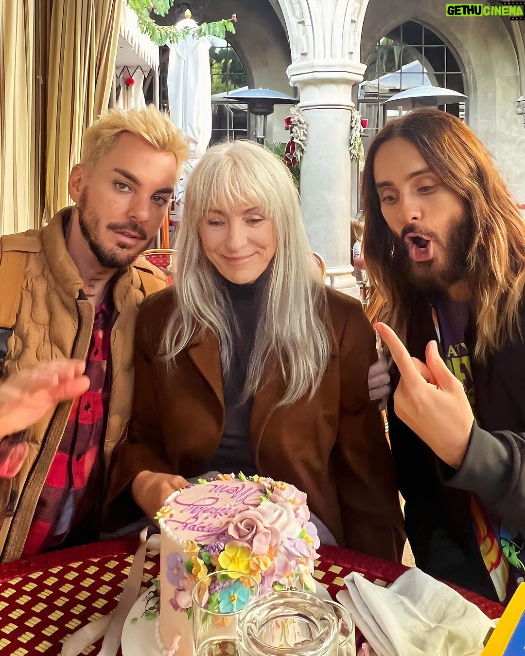Jared Leto - 196.8K Likes - Holiday pics xoxo 🎁🎅🏻🎄🕺🏻
Almost forgot my yearly Xmas card 🥸