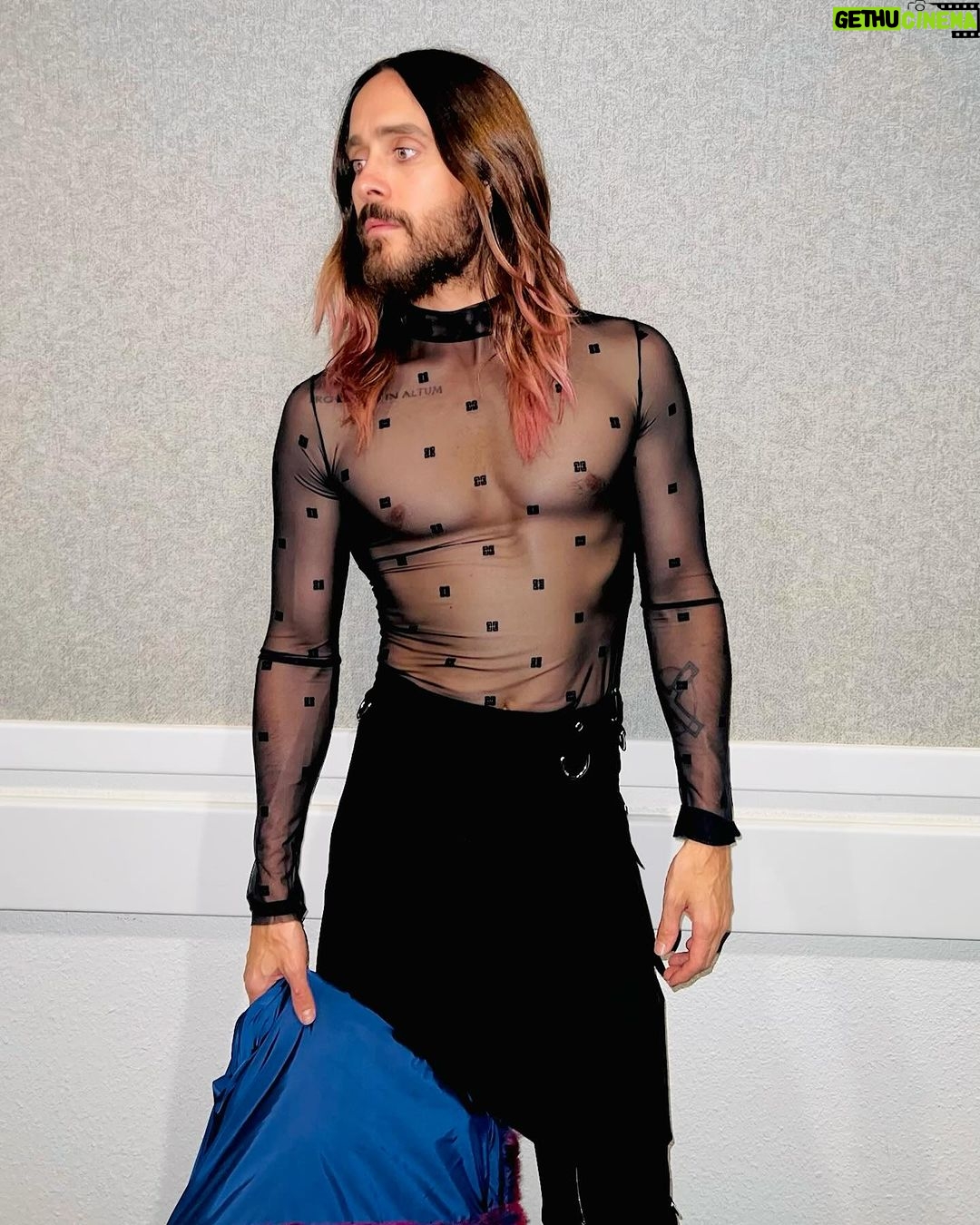 Jared Leto - 269.2K Likes - Question: DOES ANYONE WANT TO COME ON STAGE WITH THIRTY SECONDS TO MARS??? 🤓🕺🏻🚀
@30secondstomars @shannonleto
Thanks so much for ‘23!!!
Can’t wait to see you on tour in ‘24 !