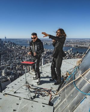 Jared Leto Instagram - “JARED LETO CLIMBS ICONIC EMPIRE STATE BUILDING TO CELEBRATE THE LAUNCH OF THIRTY SECONDS TO MARS’ MASSIVE GLOBAL TOUR”

Today we launch SEASONS WORLD TOUR 2024 in celebration of our brand new album, It’s The End of The World But It’s a Beautiful Day!!

I've had a fascination with the Empire State Building, the “world’s number one attraction”, since I was a kid. Not sure if it was Guinness world records, King Kong, but something about this iconic structure always captured my imagination. Built in just 13 short months, in one of the greatest cities in the world it has always been a powerful symbol to me of all the possibilities in life. 

As many of you also know, I love to climb. It’s one of the few things I’ve found that takes me away from some of the pressures of life and helps me to find a bit of freedom and equanimity. 

In a lot of ways, this album is about following your dreams and pushing yourself to do the seemingly impossible. Climbing the Empire State Building certainly falls into that category for me. As does touring the world with my brother and sharing these unforgettable concerts and experiences with you all. 

We are so excited to get back out on the road and to come see you in so many amazing places all over the world.

It's been too long. We miss you. We love you. We'll see you very soon!!!

North America presale starts tomorrow at 10am local (Password: Seasons) and all tickets on sale Friday November 17!

Empire 📸 & 🎥: @renan_ozturk 
Heli 🎥: @gotham.film // Aerial DP: @vancalcine 
Graphic Design: @grossjulian 
Poster 📸: @jackwaterlotstudio 

Thanks to: @empirestatebldg & @raybanmeta 🙏
