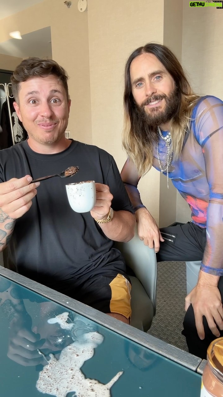 Jared Leto - 192.9K Likes - Did somebody say cake? 🍰🍪
Ps. Album out 6 days!!! 🕺🏻🕺🏻🕺🏻