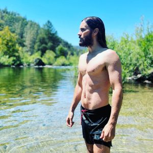 Jared Leto Instagram - Our brand new song SEASONS is out tomorrow!!! 💜 For me it’s been the soundtrack to my summer and brings back so many amazing memories of this magical time. 

Here are a few pics from my summer in the spirit of SEASONS - out TOMORROW!!!

We hope you love it and it brings back all your summer memories too 🥰 

Are you ready? #seasons