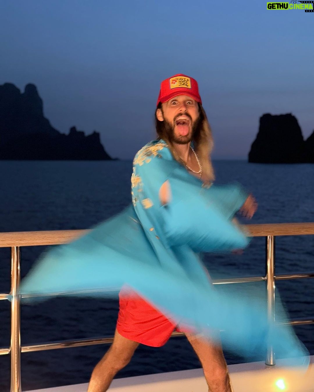 Jared Leto Instagram - Thx so much for all the support for the new album ❤️🔥🙏🏼 🌊🍝 lmk your favorite song 👇🏼