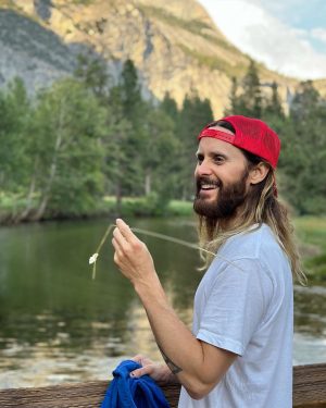 Jared Leto Instagram - Got to spend some time in the great wide open 🌅🌅🌅

Album is out in just 17 DAYS!!!! Don’t forget to pre-save it thx 🙏🏼🙏🏼🙏🏼