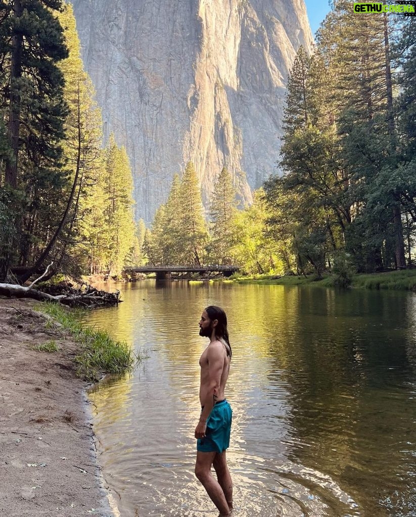 Jared Leto Instagram - Got to spend some time in the great wide open 🌅🌅🌅 Album is out in just 17 DAYS!!!! Don’t forget to pre-save it thx 🙏🏼🙏🏼🙏🏼