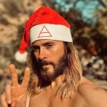 Jared Leto Instagram - Holiday pics xoxo 🎁🎅🏻🎄🕺🏻 Almost forgot my yearly Xmas card 🥸
