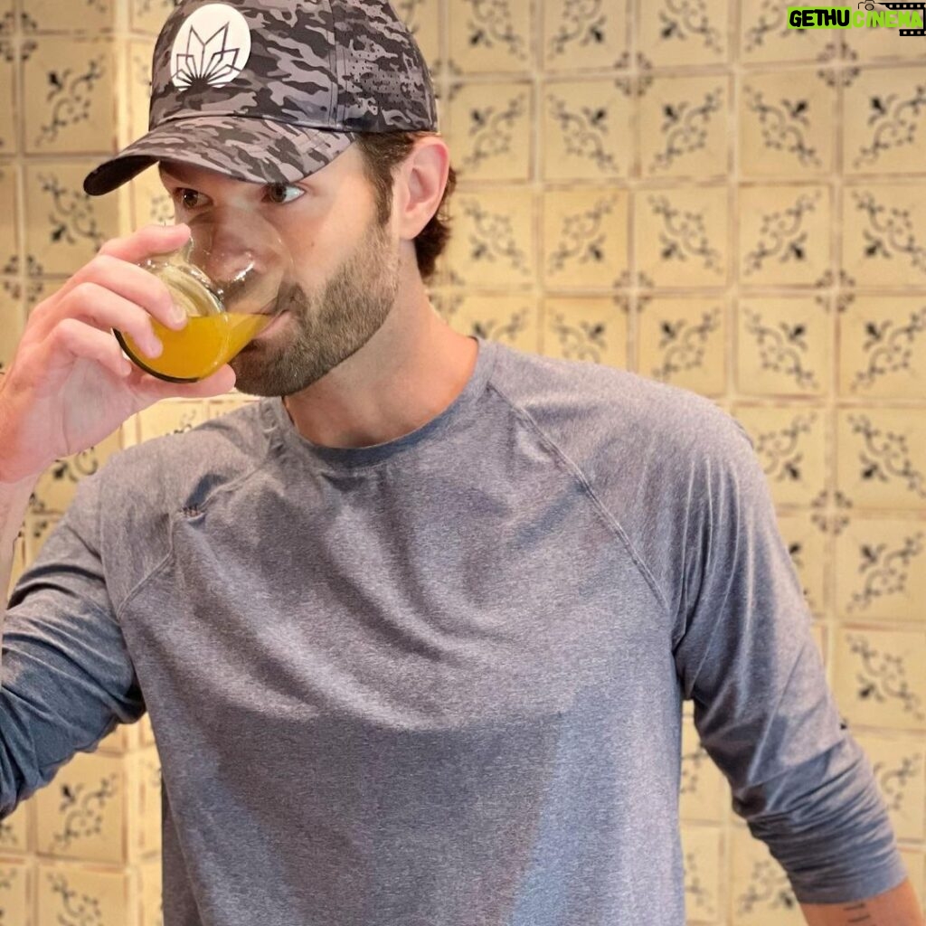 Jared Padalecki Instagram - Hey y'all!! If you haven't had a chance to check out our new @gomantralabs HYDRATION line yet, here is a thirst pic to inspire you* It's filled with vitamins C, B, electrolytes, minerals and pre-biotics. Use my promo code Jared25 to save 25% off your order!! Link in bio *What? I'm parched!! 😂