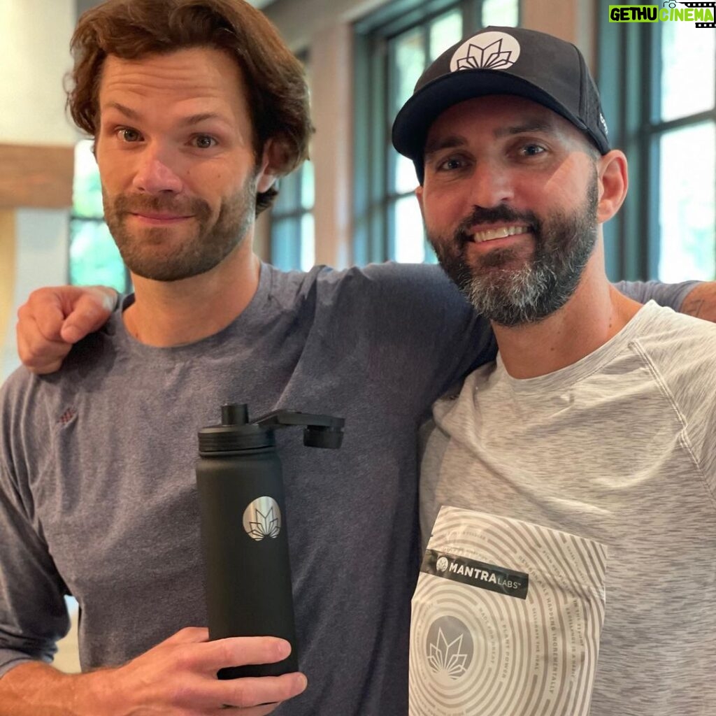 Jared Padalecki Instagram - Launching from @gomantralabs today & It's finally MY turn to tell y'all to HYDRATE!!!😂This product is specifically designed to help you with mental focus, skin health & reduce cravings (also I have no proof but I'm pretty sure I can talk to dolphins now) #Mantra #MadeForGreat #AKF #SPNFamily #WalkerFamily Link In Bio