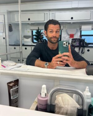 Jared Padalecki Instagram - Shave and a Haircut (2 bits?…) (also known as #RiseJared vs. #GoJared)….
Anyway, who wants to watch tonight’s brand new #walker episode with this guy?!?!
#walkerfamily #spnfamily #mantra @gomantralabs