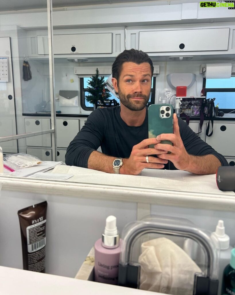 Jared Padalecki Instagram - Shave and a Haircut (2 bits?…) (also known as #RiseJared vs. #GoJared)…. Anyway, who wants to watch tonight’s brand new #walker episode with this guy?!?! #walkerfamily #spnfamily #mantra @gomantralabs