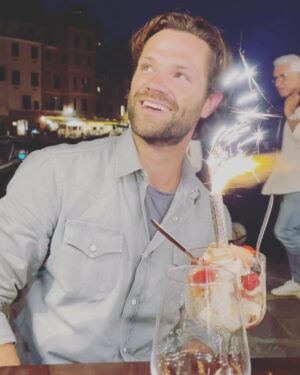 Jared Padalecki Instagram - Thanks for the birthday love, y’all!! 😊❤️
You make me feel like a guy who’s smiling, even though an ice-cream firecracker is about to blow up in his face. 🙏🙏🙏
(Uhhh…. Wait a second… 😳)
#spnfamily #walkerfamily #akf