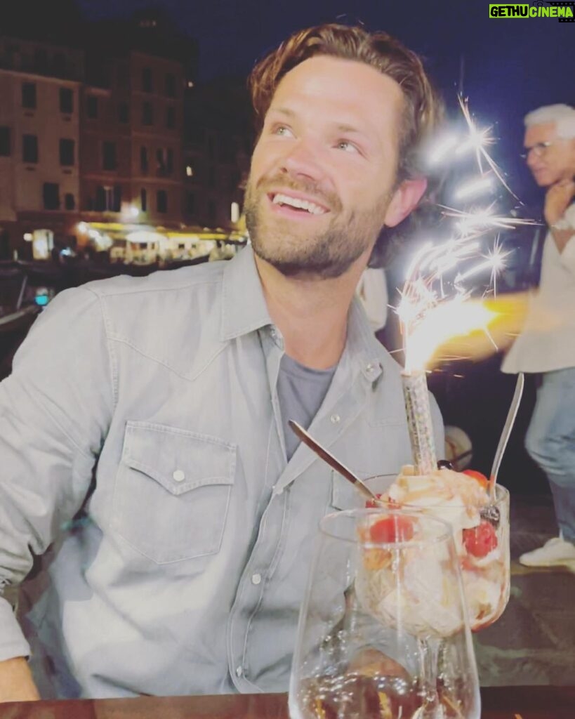 Jared Padalecki Instagram - Thanks for the birthday love, y’all!! 😊❤️ You make me feel like a guy who’s smiling, even though an ice-cream firecracker is about to blow up in his face. 🙏🙏🙏 (Uhhh…. Wait a second… 😳) #spnfamily #walkerfamily #akf