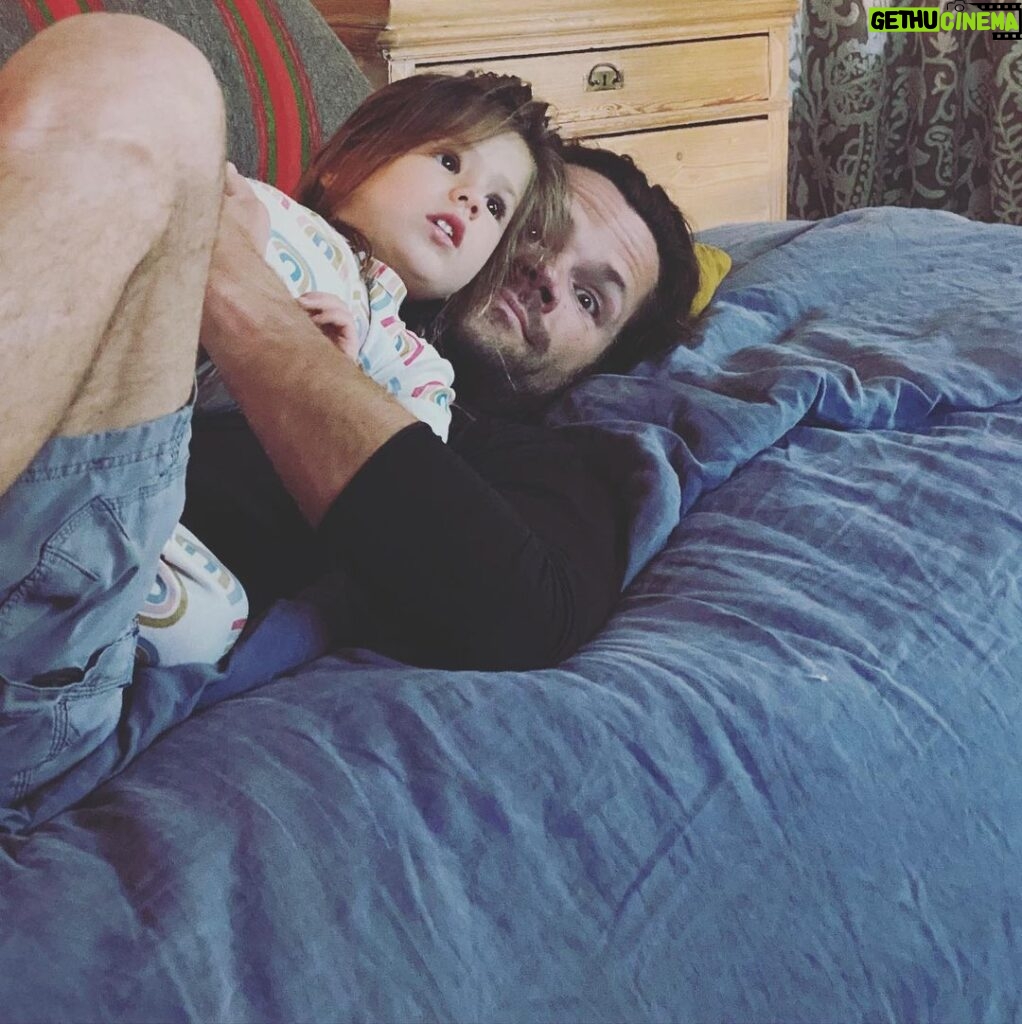 Jared Padalecki Instagram - Hope y’all are having a more relaxing weekend than I am!! 🤦‍♂️🤦‍♂️ #DadLife #HumanPillow #SaveMe