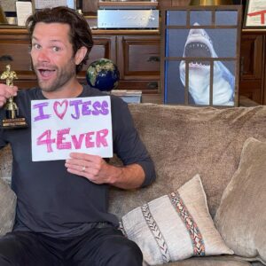 Jared Padalecki Instagram - Ohmigod @miloanthonyventimiglia our offices are SO SIMILAR!! Little bit of @michaelmuller7 ,little bit of @gilmoregirls homeboy love! TWINSIES! (Well, I don’t have an Emmy nomination, but I DO have a “Best Body” trophy that was worth every dollar @genpadalecki paid for it on Hollywood & Vine). Miss ya brother. Couldn’t be more proud of ya. @jimmyfallon @towwn