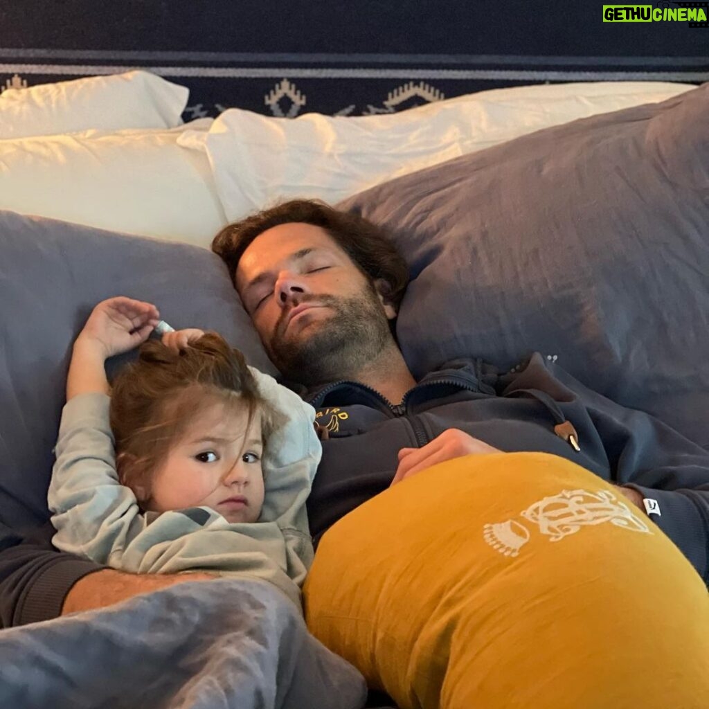 Jared Padalecki Instagram - Hope you had an amazing Easter! It’s #MantraMonday time. Keeping your past challenges with water and stretching we are going to add in one of the hardest (for me anyway)- QUALITY SLEEP. If you make the effort so will I. 6-8 hours every night. Try to hit the hay at the same time every night. I use mediation apps and the Mantra #Rest powder, but you can also try teas, counting sheep, reading your car manual etc. 😴 PS- my advice it to start with a blanket that doesn’t keep moving 🤦🏻 #GoMantraLabs #SPNFamily #WalkerFamily #MantraFamily Link in bio