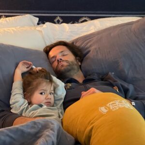 Jared Padalecki Instagram - Hope you had an amazing Easter! 

It’s #MantraMonday time. Keeping your past challenges with water and stretching we are going to add in one of the hardest (for me anyway)- QUALITY SLEEP. If you make the effort so will I. 6-8 hours every night. Try to hit the hay at the same time every night. I use mediation apps and the Mantra #Rest powder, but you can also try teas, counting sheep, reading your car manual etc. 😴 

PS- my advice it to start with a blanket that doesn’t keep moving 🤦🏻

#GoMantraLabs #SPNFamily #WalkerFamily #MantraFamily 

Link in bio
