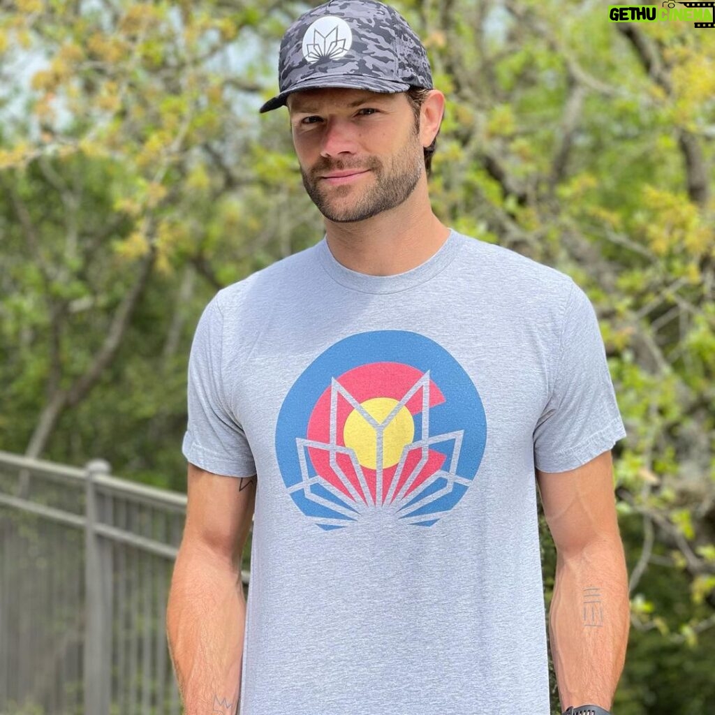 Jared Padalecki Instagram - It’s a #GoodFriday to help those in need. These limited edition @gomantralabs tees will donate 100% of net profits to #communityfoundationbouldercounty and the Injured and Fallen Officer Fund to support the victims of last week’s horrific mass shooting. Available until the end of April and US only (sorry we don’t have international distribution channels YET.) You can find them at gomantralabs.com. ❤️🙏🏻 #WalkerFamily #SPNFamily #MantraFamily #gomantralabs