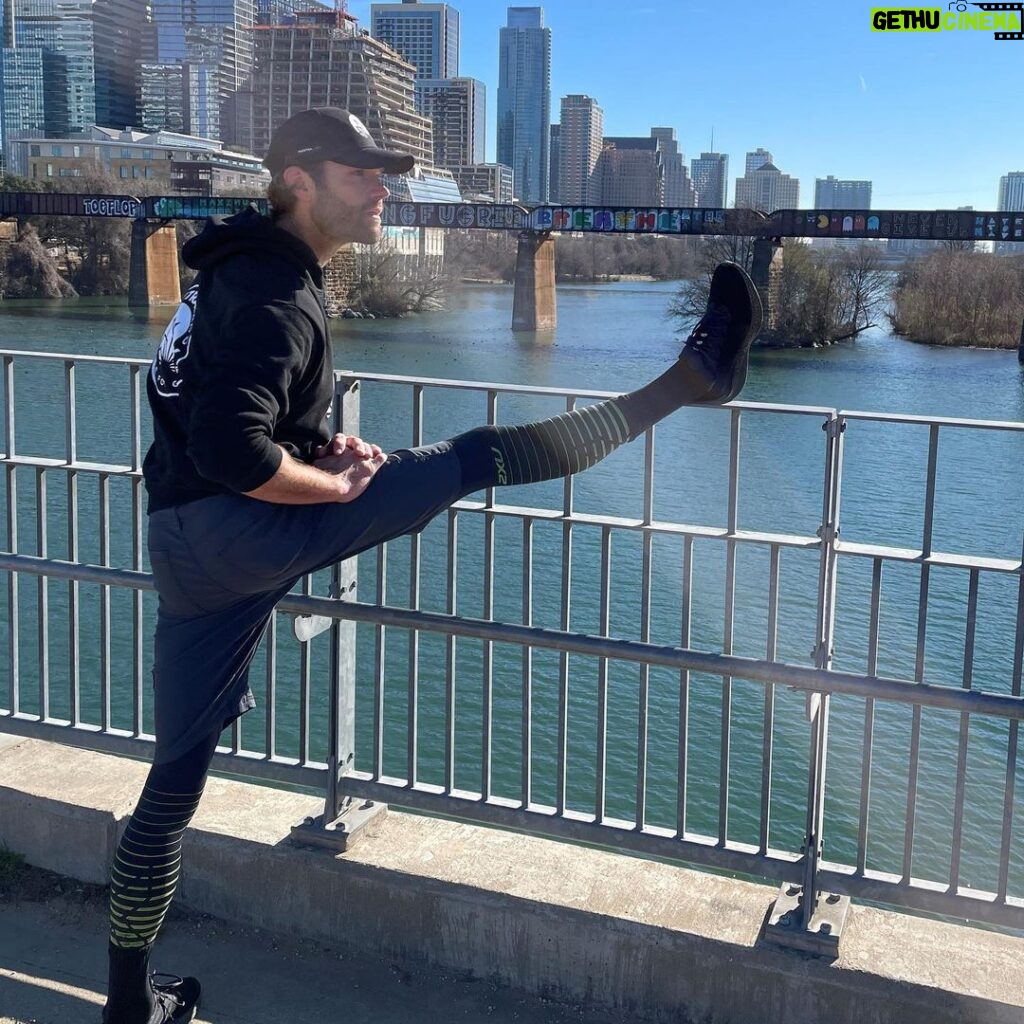 Jared Padalecki Instagram - It’s #MantraMonday! Now that y’all added water into your routine (right?) let’s add 10-20 min of stretching every day (no days off.) It’s low impact and keeps your body moving. You can find a routine that’s comfortable for you on you tube. Also - for those of you who are using @gomantralabs -how are they working and do you have any feedback for @paul_janowitz and I? #MantraMonday #GoMantraLabs Link in bio
