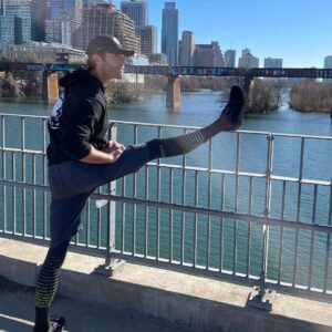 Jared Padalecki Instagram - It’s #MantraMonday! Now that y’all added water into your routine (right?) let’s add 10-20 min of stretching every day (no days off.) It’s low impact and keeps your body moving. You can find a routine that’s comfortable for you on you tube.  Also - for those of you who are using @gomantralabs -how are they working and do you have any feedback for @paul_janowitz and I? #MantraMonday #GoMantraLabs
 
Link in bio