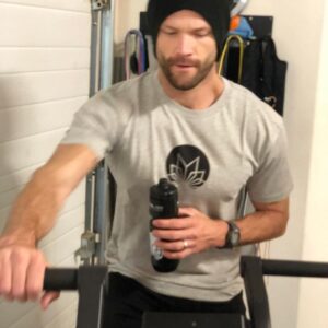 Jared Padalecki Instagram - I’m not big on resolutions but I do try to work on my body and mind every day. Some days are going to be harder and it’s okay to take a knee when you have to but it IS important to keep fighting. Happy holidays y’all. Don’t forget that the sign up to win a zoom call ends this week. Link in bio. Talk soon! #AKF #Mantra
