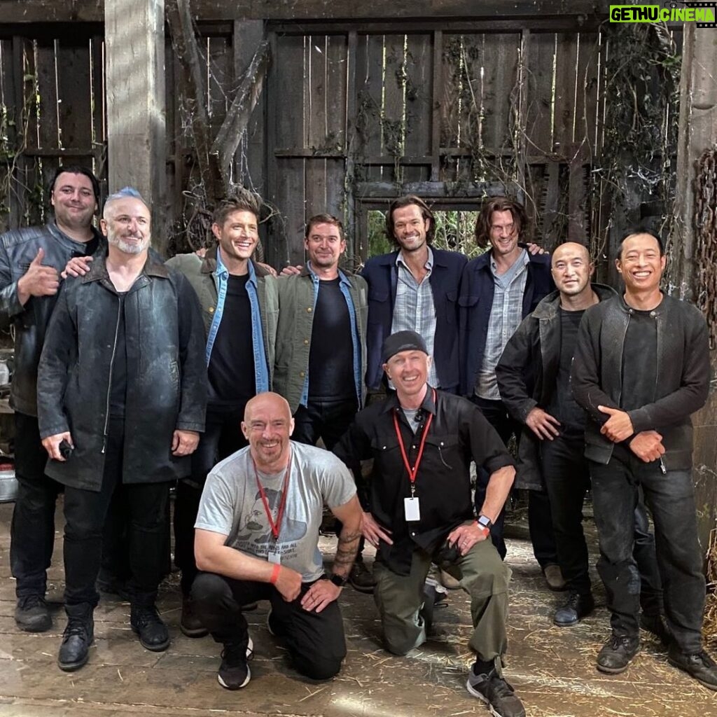 Jared Padalecki Instagram - “#FlashbackFriday to exactly 14 weeks ago... when our (vigorously COVID tested) team filmed a fight scene in a barn... and a giant thank you to our amazing stunt crew that made it possible. @jensenackles #SPNFamily #AKF”