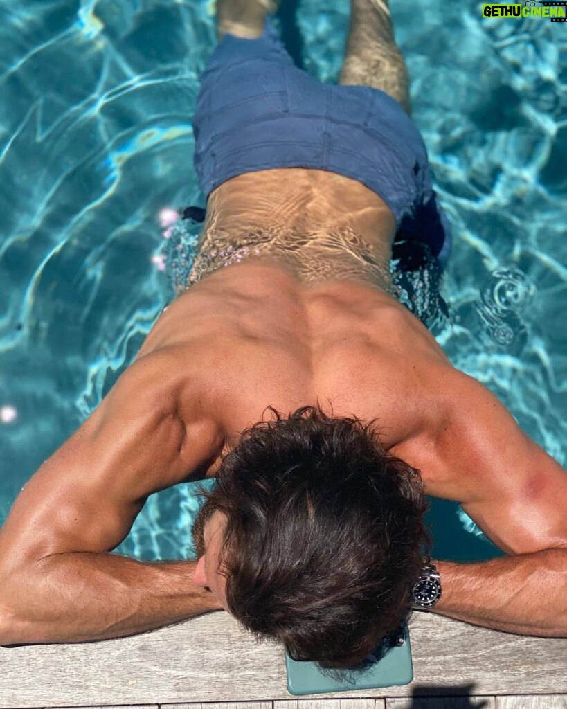 Jared Padalecki Instagram - Thursday Thwimming (as Mike Tyson might thay...). Hope y’all are safe and sound out there. Photo courtesy of @nowandgen