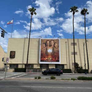 Jared Padalecki Instagram - For 5 years, I drove by this wall on my way to film #gilmoregirls ... I looked up at the Friends cast and the West Wing cast and the ER cast... now there are young actors and actresses who get to look up at @alexandercalvert @misha @jensenackles and me.... poor souls 🤦‍♂️ #supernatural #spnfamily