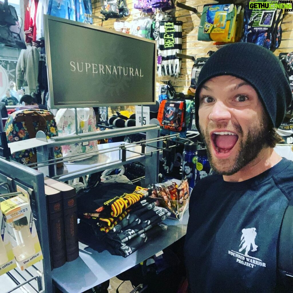 Jared Padalecki Instagram - Look who i saw at @hottopic !!! It’s a #boxingday miracle!!!