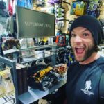 Jared Padalecki Instagram – Look who i saw at @hottopic !!! It’s a #boxingday miracle!!!