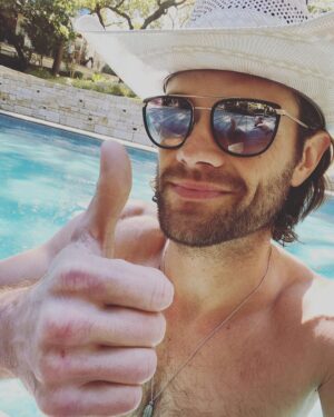 Jared Padalecki Instagram - Sending greetings and love from The Great State Of Texas!!! Y’all be safe out there and have a happy and safe holiday season now, ya here? #happyholidays