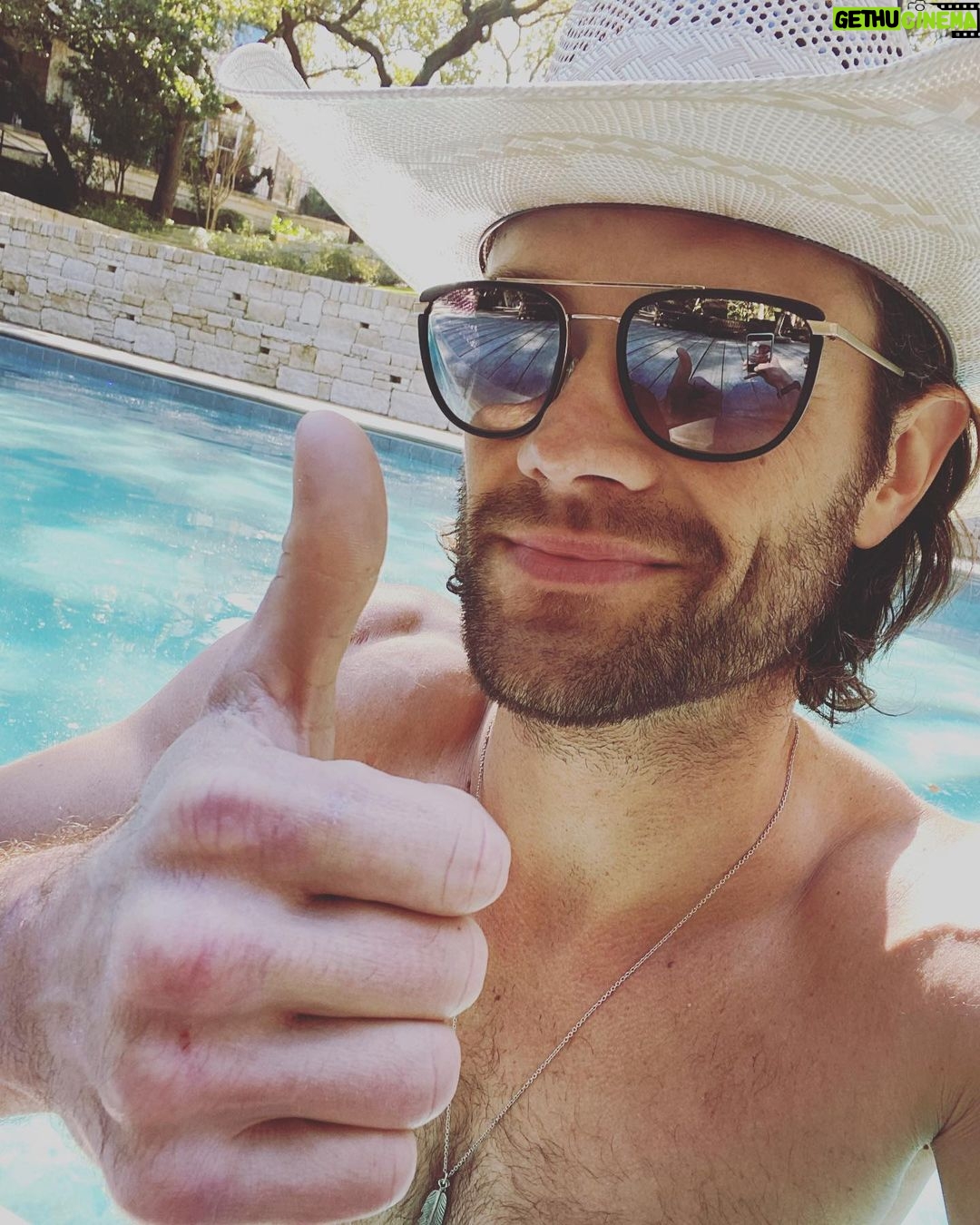 Jared Padalecki - 597.7K Likes - Sending greetings and love from The Great State Of Texas!!! Y’all be safe out there and have a happy and safe holiday season now, ya here? #happyholidays