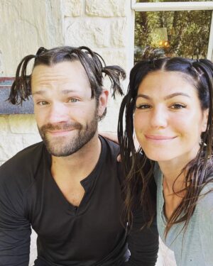 Jared Padalecki Instagram - As a parent, you give your children everything…
In return, they give you lice…. 😭🤦‍♂️
Hope y’all’s weekend is off to a better start than ours!!!
😭🤮
@genpadalecki