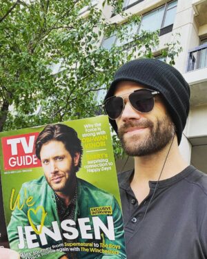 Jared Padalecki Instagram - Had to sit down and enjoy the atmosphere in #NYC… chill out… catch up on some reading…
😊
Way to go @jensenackles 
Miss you @damianholbrook