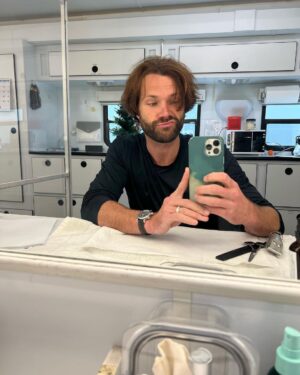 Jared Padalecki Instagram - Shave and a Haircut (2 bits?…) (also known as #RiseJared vs. #GoJared)….
Anyway, who wants to watch tonight’s brand new #walker episode with this guy?!?!
#walkerfamily #spnfamily #mantra @gomantralabs