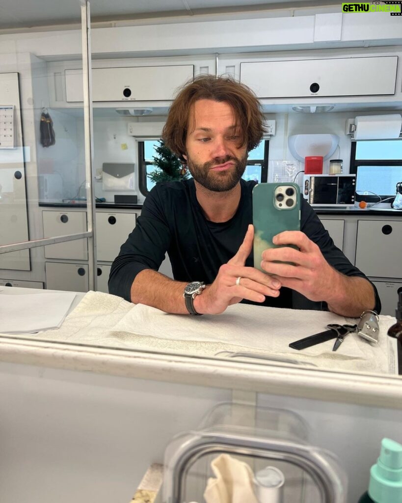 Jared Padalecki Instagram - Shave and a Haircut (2 bits?…) (also known as #RiseJared vs. #GoJared)…. Anyway, who wants to watch tonight’s brand new #walker episode with this guy?!?! #walkerfamily #spnfamily #mantra @gomantralabs