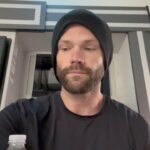 Jared Padalecki Instagram - Hydrating my way out of a turkey coma! 😂 Hope you had an amazing holiday before getting back to the grind. Don’t neglect to take care of YOURSELF over the holiday season so you can be the the healthiest and happiest version of yourself for others. Love y’all!!!! 🙏🏻 @gomantralabs #MantraMonday #MadeForGreat #MantraFamily #GoMantraLabs