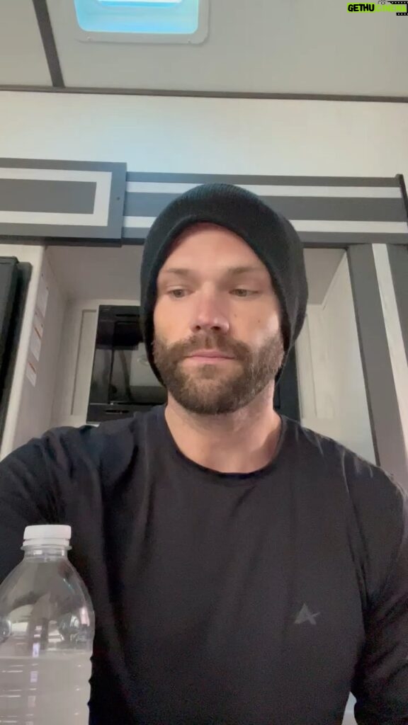 Jared Padalecki Instagram - Hydrating my way out of a turkey coma! 😂 Hope you had an amazing holiday before getting back to the grind. Don’t neglect to take care of YOURSELF over the holiday season so you can be the the healthiest and happiest version of yourself for others. Love y’all!!!! 🙏🏻 @gomantralabs #MantraMonday #MadeForGreat #MantraFamily #GoMantraLabs