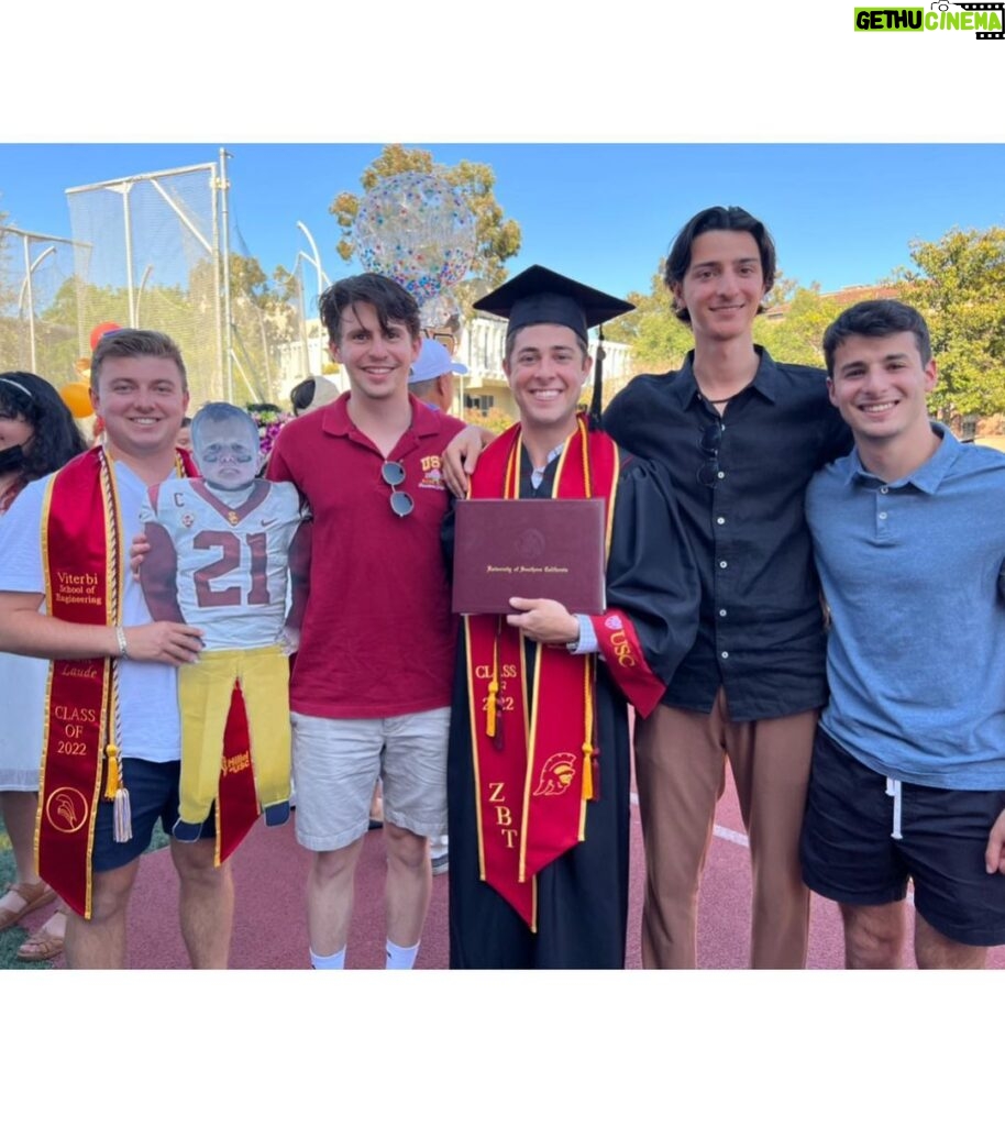 Jaren Lewison Instagram - Graduated summa cum laude from @uscedu in 3 years while filming @neverhaveiever !! Thank you to everyone who supported me along the way ❤️ fight on forever ✌🏻 You already know… #RememberTheFeeling 🥹 Alumni Park