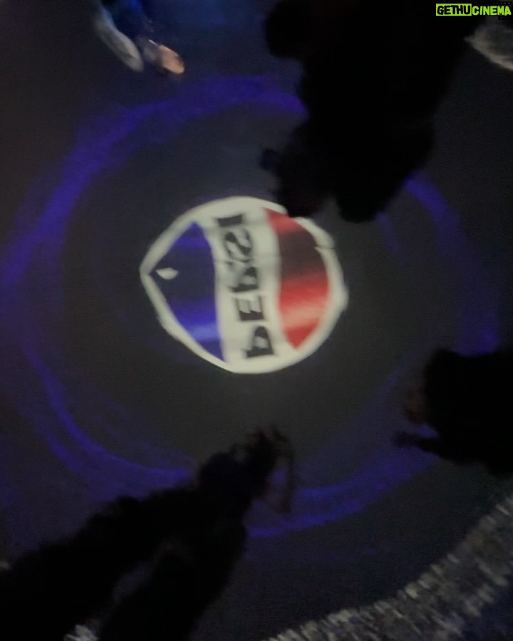 Jarinporn Joonkiat Instagram - @PepsiThai 😜🪩💙🖤 ซ่าหน่อยมั้ยยย? เล่นใหญ่มากกก PEPSI INTO THE NEW ERA ’NEW LOGO!‘ และประสบการณ์ใหม่ที่ IMMERSIVE GLOBE กลางลานเซ็นทรัลเวิลด์ แสง สี เสียง คือที่สุด! เดี๋ยวจะมี Exclusive Mini concert ที่จะจัดใน globe ด้วย ติดตามการจองได้ที่เพจ @PepsiThai เลยน้า งานจัดแค่ 8 วันเท่านั้น ถึงวันที่ 3 มีนาคม 2567 at central world จองบัตรผ่าน LINE @Pepsi ฟรี! ไม่มีค่าใช้จ่าย #PEPSIINTOTHENEWERA #เป๊ปซี่ซ่าหน่อยมั้ย