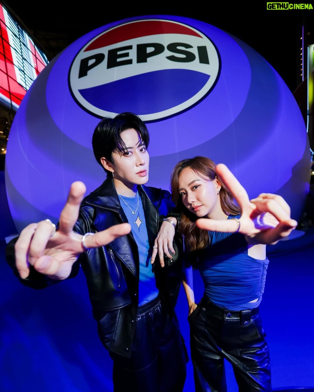 Jarinporn Joonkiat Instagram - @PepsiThai 😜🪩💙🖤 ซ่าหน่อยมั้ยยย? เล่นใหญ่มากกก PEPSI INTO THE NEW ERA ’NEW LOGO!‘ และประสบการณ์ใหม่ที่ IMMERSIVE GLOBE กลางลานเซ็นทรัลเวิลด์ แสง สี เสียง คือที่สุด! เดี๋ยวจะมี Exclusive Mini concert ที่จะจัดใน globe ด้วย ติดตามการจองได้ที่เพจ @PepsiThai เลยน้า งานจัดแค่ 8 วันเท่านั้น ถึงวันที่ 3 มีนาคม 2567 at central world จองบัตรผ่าน LINE @Pepsi ฟรี! ไม่มีค่าใช้จ่าย #PEPSIINTOTHENEWERA #เป๊ปซี่ซ่าหน่อยมั้ย