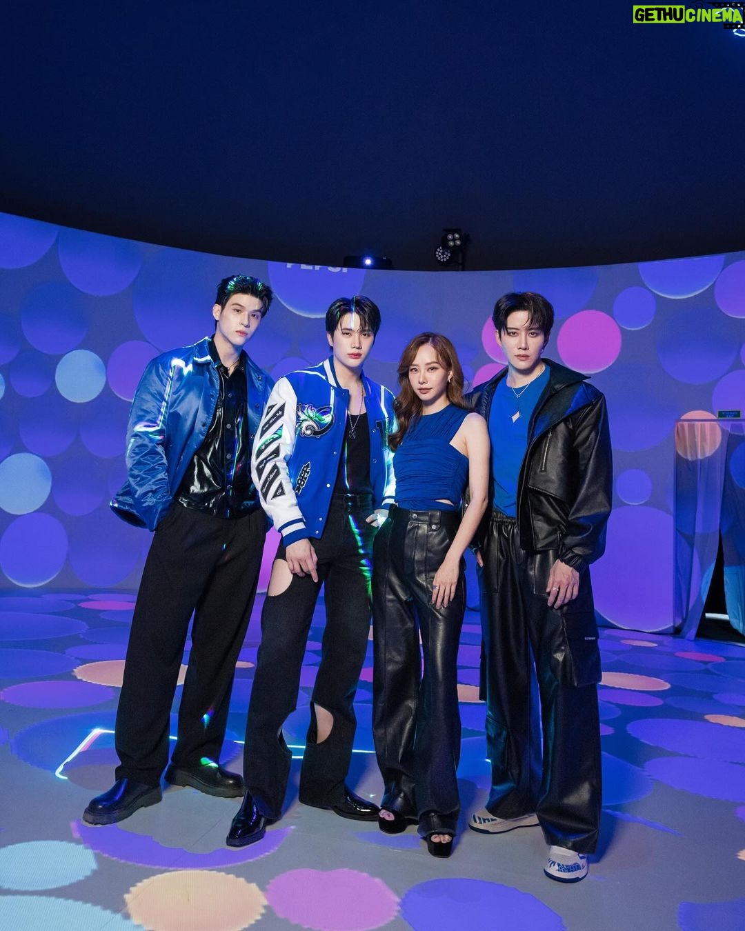 Jarinporn Joonkiat Instagram - @PepsiThai 😜🪩💙🖤 ซ่าหน่อยมั้ยยย? เล่นใหญ่มากกก PEPSI INTO THE NEW ERA ’NEW LOGO!‘ และประสบการณ์ใหม่ที่ IMMERSIVE GLOBE กลางลานเซ็นทรัลเวิลด์ แสง สี เสียง คือที่สุด! เดี๋ยวจะมี Exclusive Mini concert ที่จะจัดใน globe ด้วย ติดตามการจองได้ที่เพจ @PepsiThai เลยน้า งานจัดแค่ 8 วันเท่านั้น ถึงวันที่ 3 มีนาคม 2567 at central world จองบัตรผ่าน LINE @Pepsi ฟรี! ไม่มีค่าใช้จ่าย #PEPSIINTOTHENEWERA #เป๊ปซี่ซ่าหน่อยมั้ย