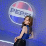Jarinporn Joonkiat Instagram - @PepsiThai 😜🪩💙🖤 ซ่าหน่อยมั้ยยย? เล่นใหญ่มากกก PEPSI INTO THE NEW ERA ’NEW LOGO!‘ และประสบการณ์ใหม่ที่ IMMERSIVE GLOBE กลางลานเซ็นทรัลเวิลด์ แสง สี เสียง คือที่สุด! เดี๋ยวจะมี Exclusive Mini concert ที่จะจัดใน globe ด้วย ติดตามการจองได้ที่เพจ @PepsiThai เลยน้า งานจัดแค่ 8 วันเท่านั้น ถึงวันที่ 3 มีนาคม 2567 at central world จองบัตรผ่าน LINE @Pepsi ฟรี! ไม่มีค่าใช้จ่าย #PEPSIINTOTHENEWERA #เป๊ปซี่ซ่าหน่อยมั้ย