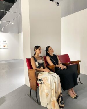 Jasmine Curtis-Smith Instagram - Sister bonding between @jascurtissmith and @annecurtissmith at the @intimateaudreymanila exhibit. 

#intimateaudreyinmanila #iamatsmaison