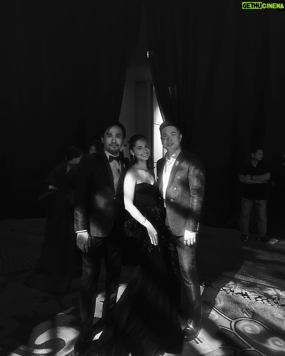 Jasmine Curtis-Smith Instagram - A few phone snaps from the night that was @voguephilippines #Vogue365 🖤