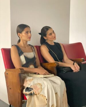 Jasmine Curtis-Smith Instagram - Sister bonding between @jascurtissmith and @annecurtissmith at the @intimateaudreymanila exhibit. 

#intimateaudreyinmanila #iamatsmaison