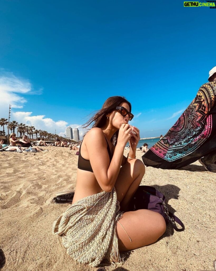 Jasmine Curtis-Smith Instagram - Empanada by the platja 🌴 #JCStrips Platja de la Barceloneta